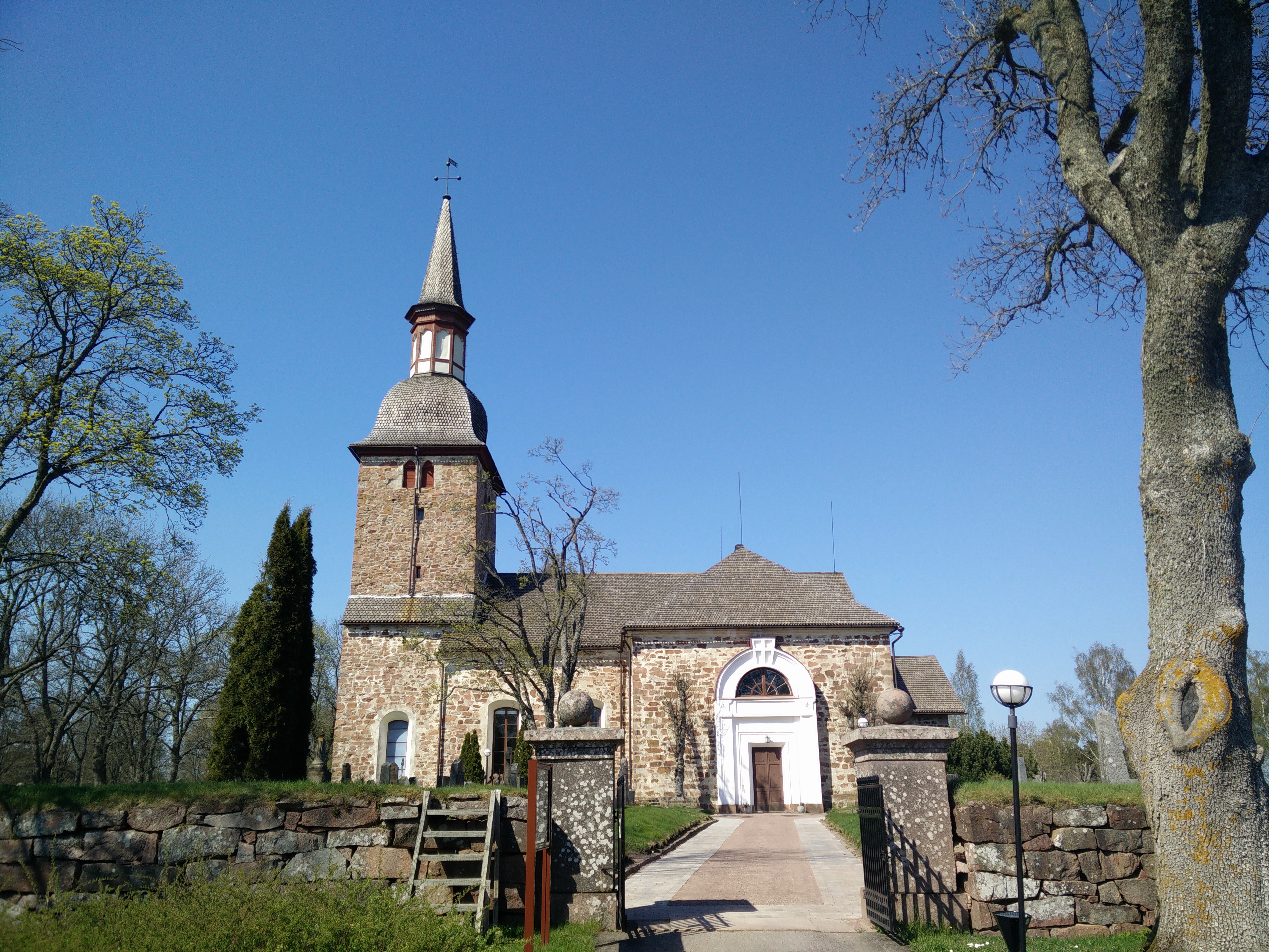 Sankt Olof kyrka sett från södra ingången